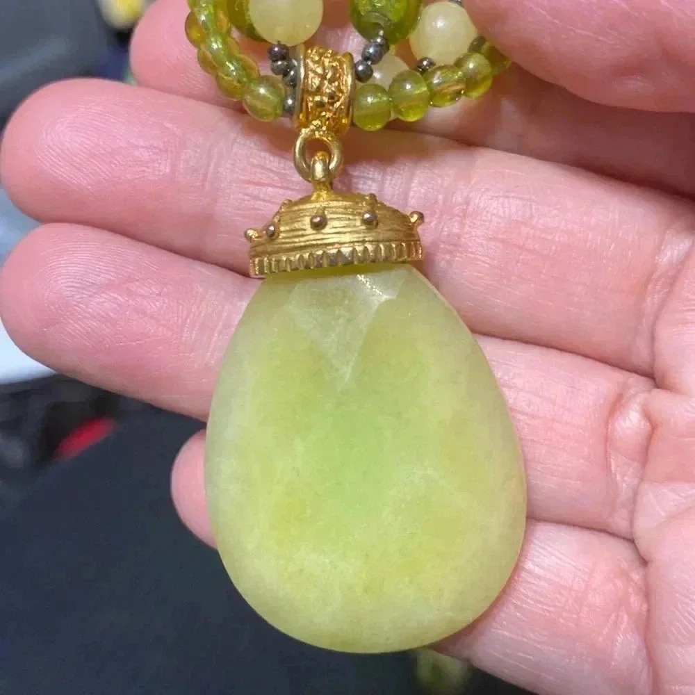 Pretty beaded 3 strand green beaded glass & stone necklace - Picture 3 of 10